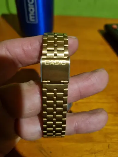 Reloj Casio dorado digital - miniatura 3