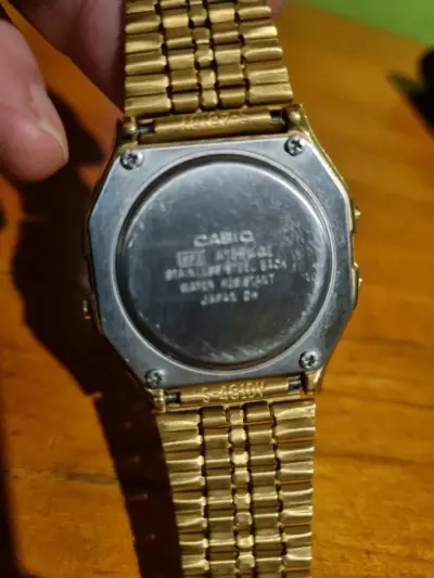 Reloj Casio dorado digital - miniatura 4
