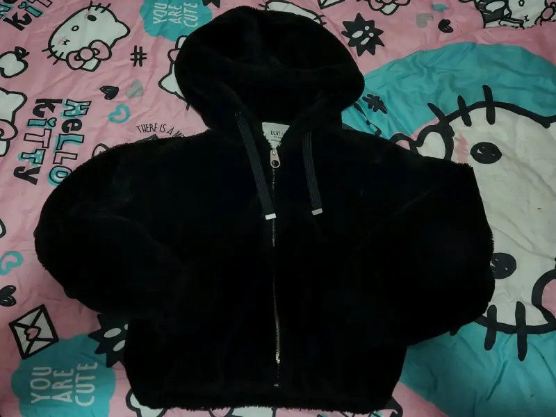 Chaqueta negra con capucha - 1