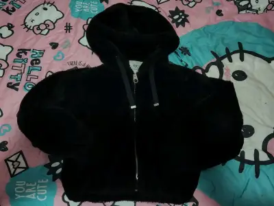 Chaqueta negra con capucha - miniatura 1