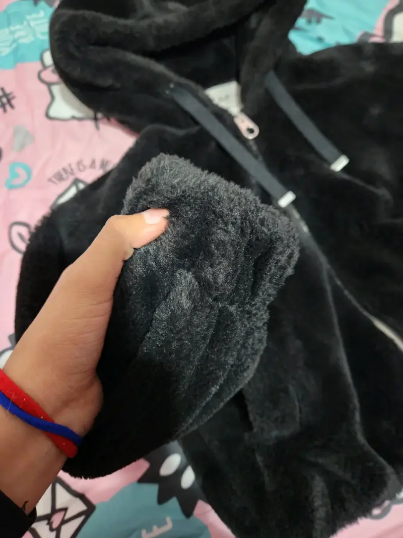 Chaqueta negra con capucha - 3