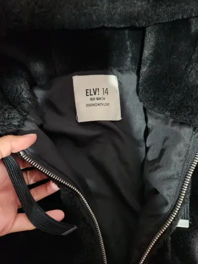 Chaqueta negra con capucha - miniatura 5