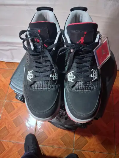 Zapatillas deportivas negras y rojas - miniatura 1