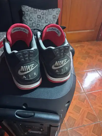 Zapatillas deportivas negras y rojas - miniatura 3
