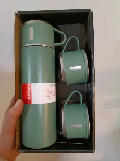 Termo verde con dos tazas - miniatura 2
