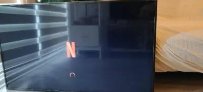 TV de 50" marca ONN - miniatura 3