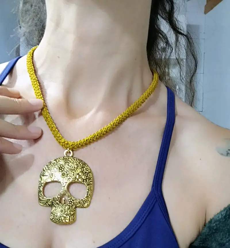 Collar dorado tejido a crochet con colgante calave - 1