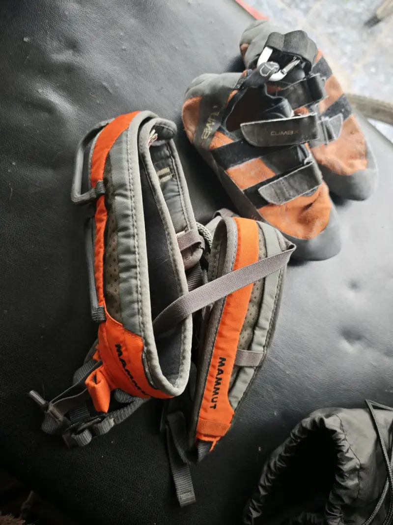 Arnes Mammut y zapatos de escalada.