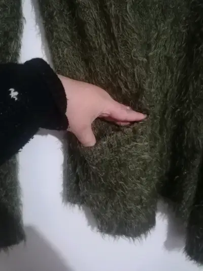 Suéter abierto peludo verde - miniatura 2