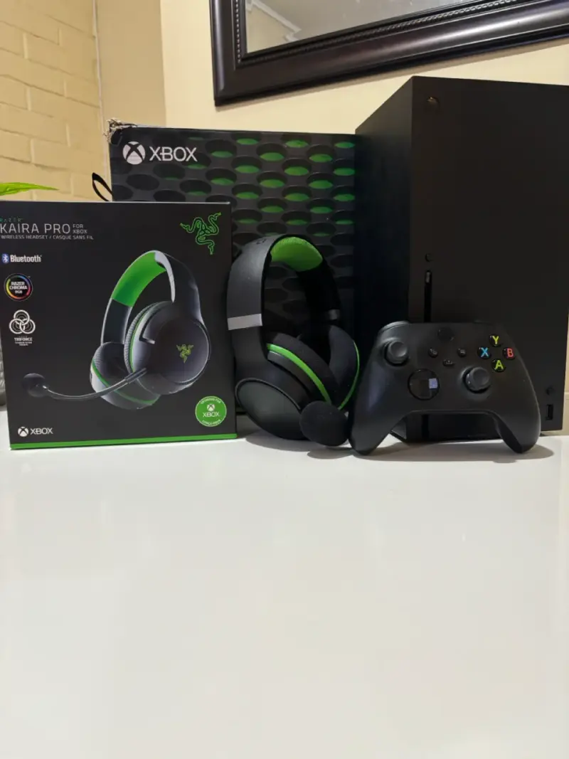 Consola Xbox Series X con audífonos - 1