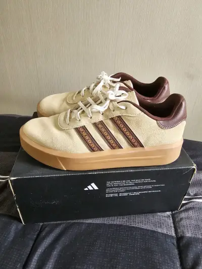 Zapatillas beige con detalles marrones - miniatura 1