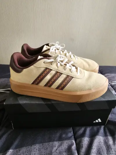 Zapatillas beige con detalles marrones - miniatura 3