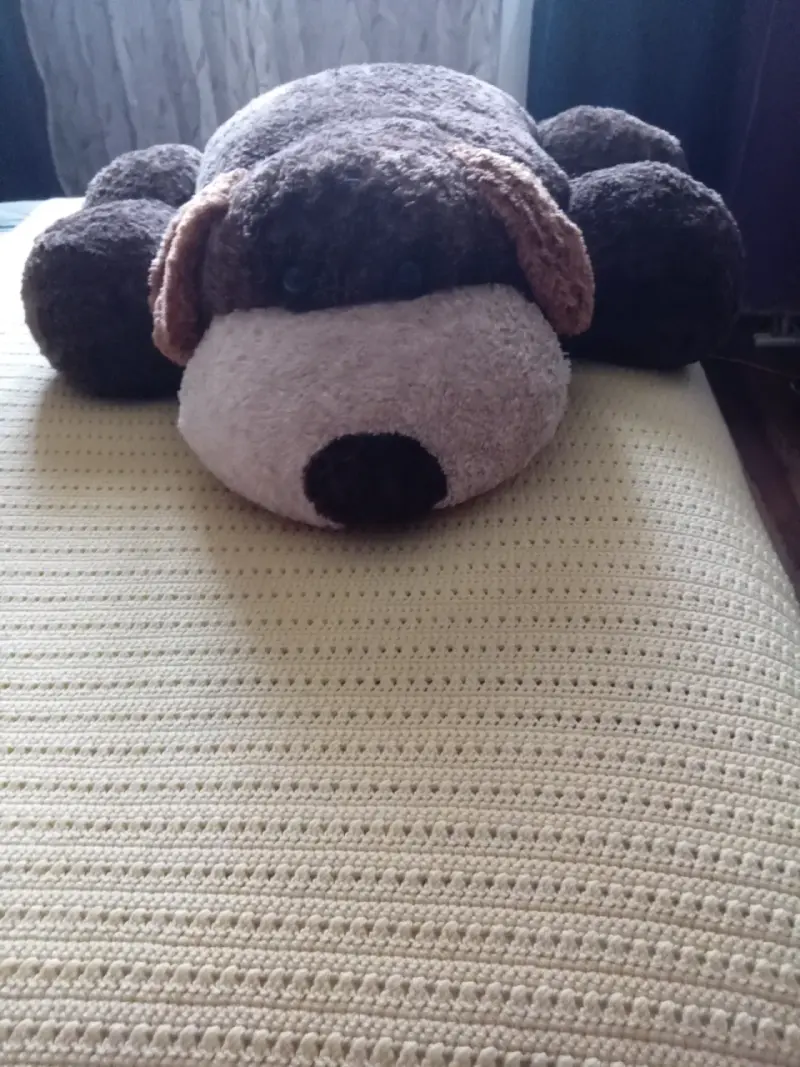 Peluche de perro marrón grande