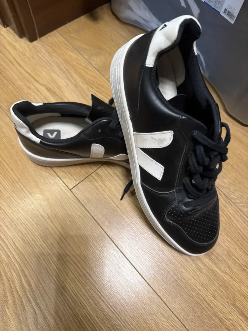 Zapatillas negras con logo blanco Veja - 1