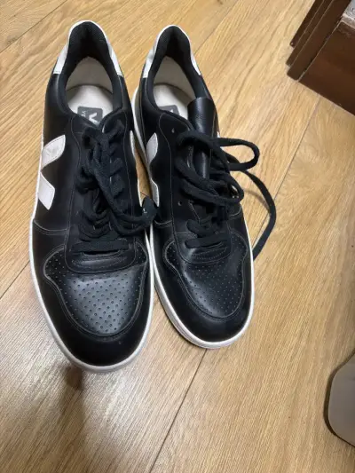 Zapatillas negras con logo blanco Veja - miniatura 2