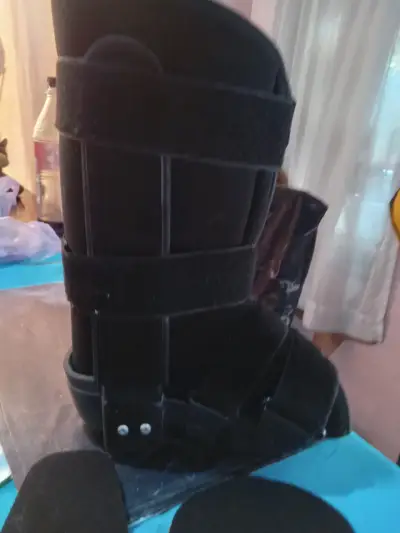 Bota ortopédica negra ajustable - miniatura 1