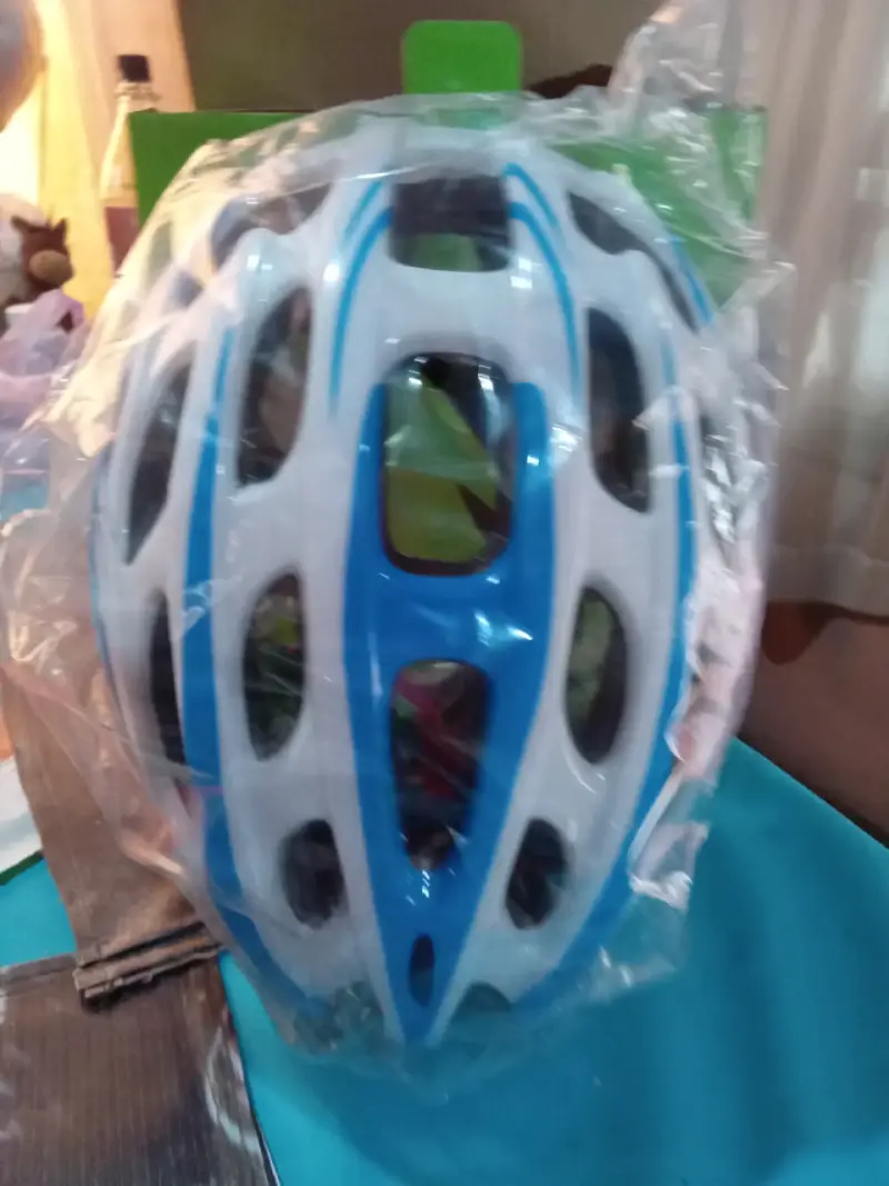 Casco de bicicleta azul y blanco - 2
