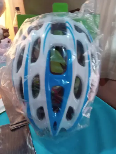 Casco de bicicleta azul y blanco - miniatura 2
