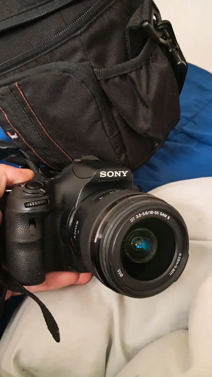 Cámara Sony DSLR con lente - 1