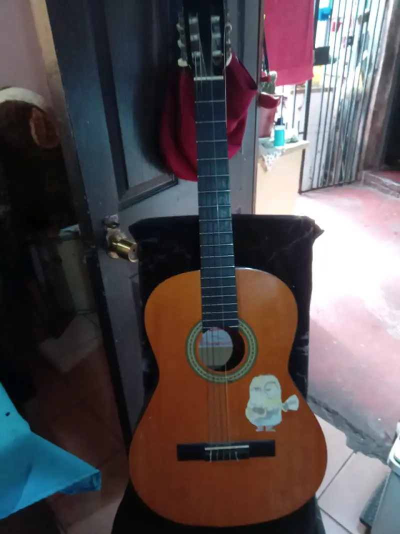 Guitarra clásica con calcomanía - 1