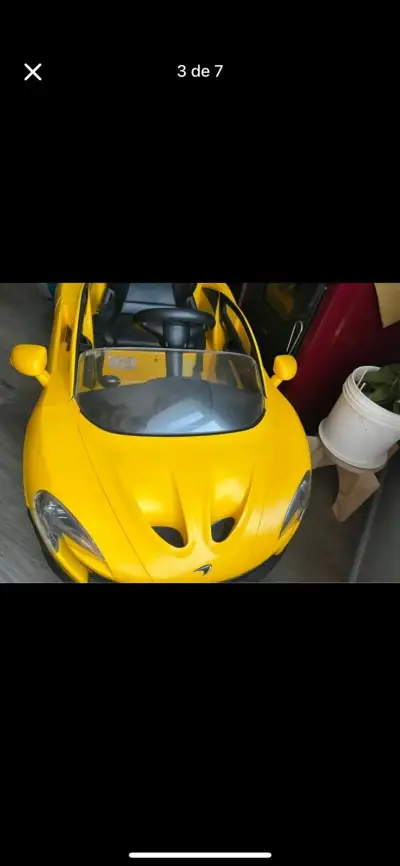 Auto eléctrico infantil amarillo - miniatura 2