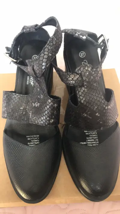 Sandalias negras con diseño reptil - miniatura 1