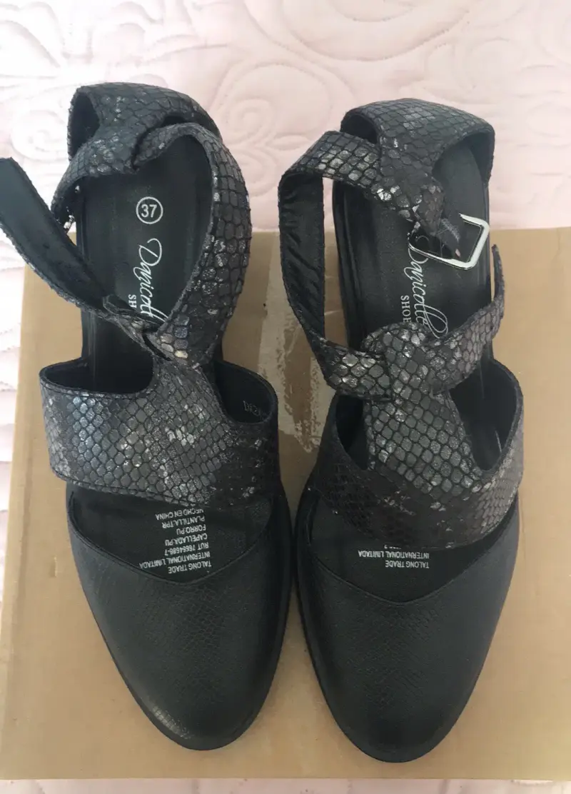 Sandalias negras con diseño reptil - 2