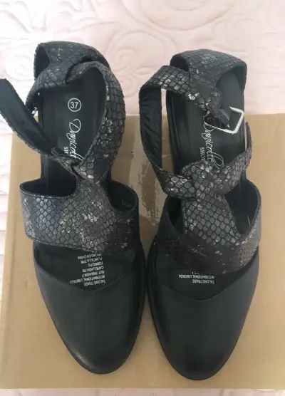 Sandalias negras con diseño reptil - miniatura 2