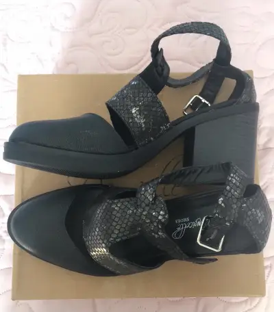Sandalias negras con diseño reptil - miniatura 3