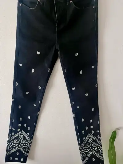 Jeans negros con estampado - miniatura 1