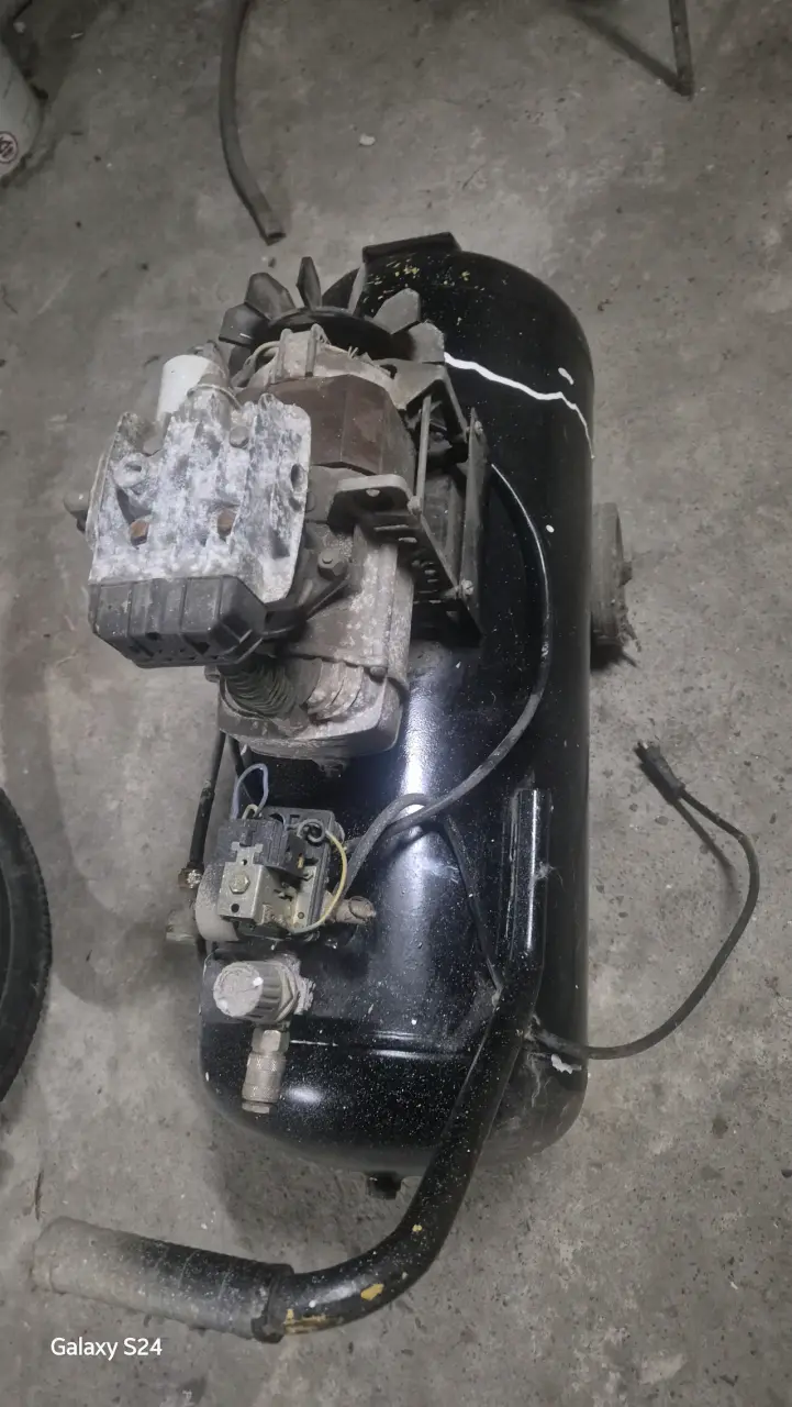Compresor de aire usado, sin detalles. - 2