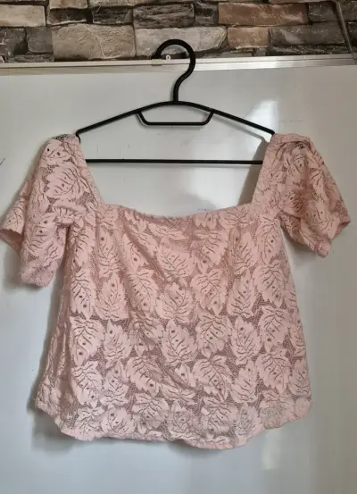 Blusa de encaje rosada manga corta - miniatura 1