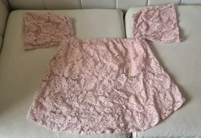 Blusa de encaje rosada manga corta - miniatura 2