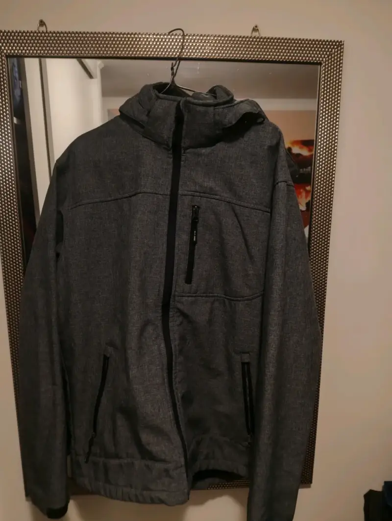 Chaqueta gris con capucha softshell - 1