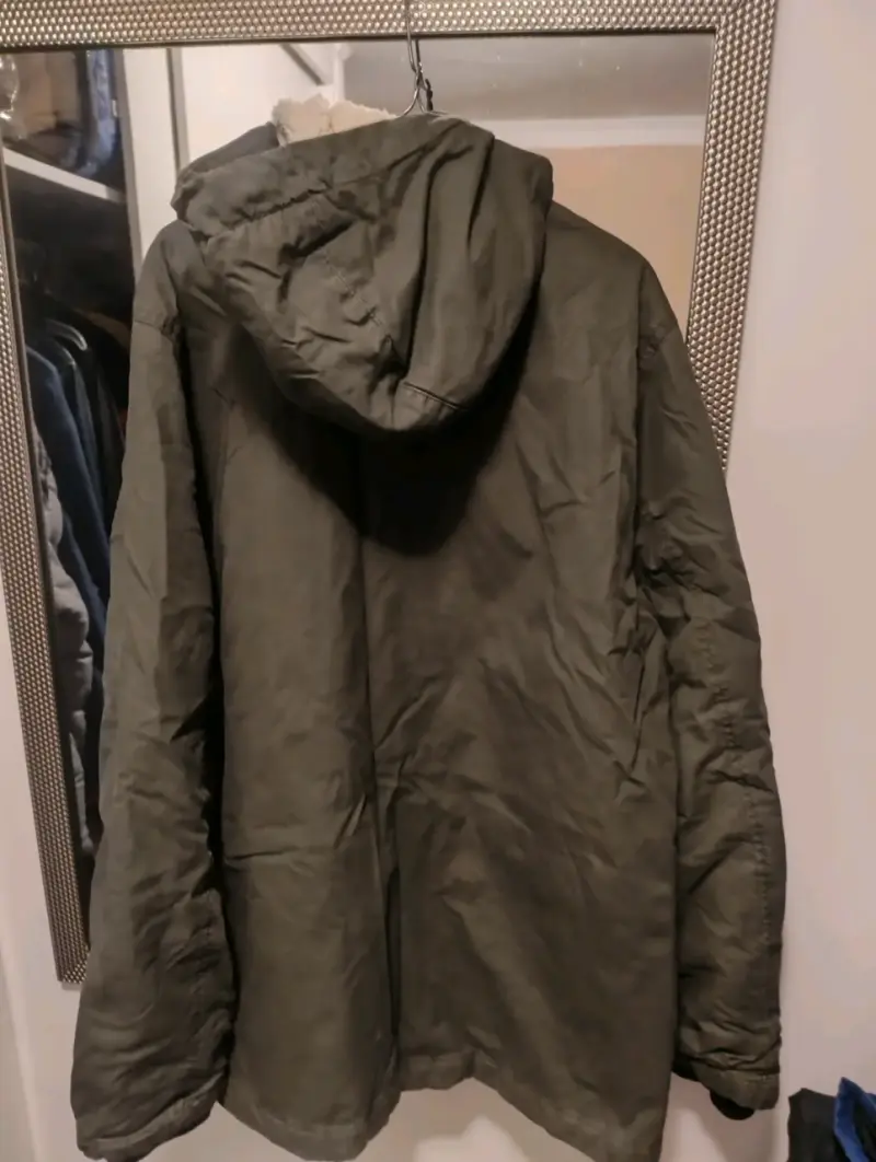 Chaqueta parka verde con capucha HyM - 2