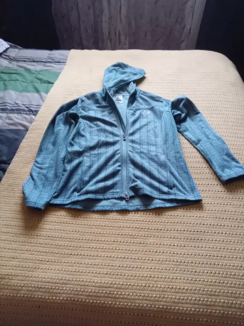 Chaqueta liviana azul con capucha - 1