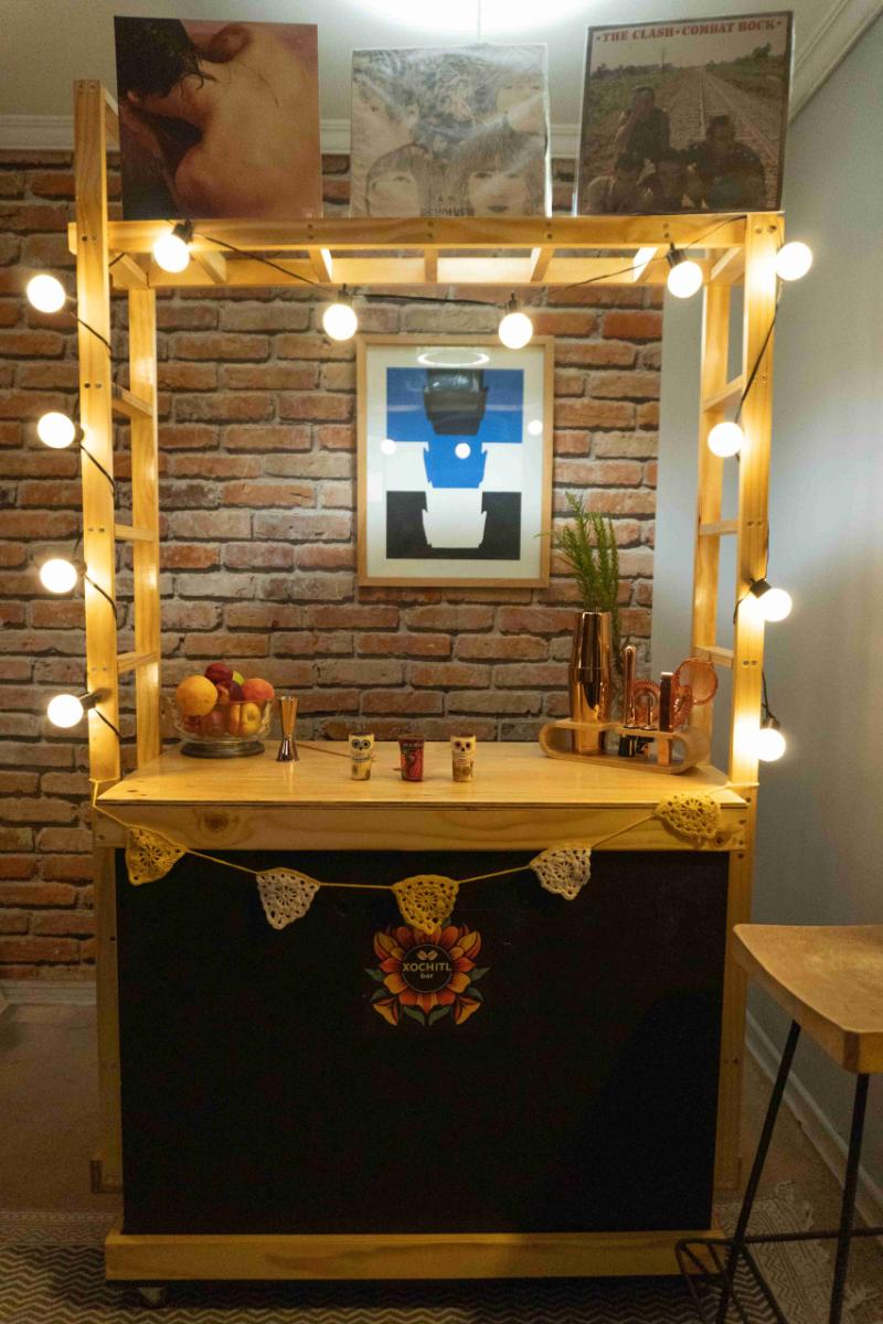 Mueble bar rústico con luces - 1