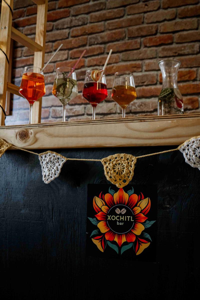 Mueble bar rústico con luces - 6