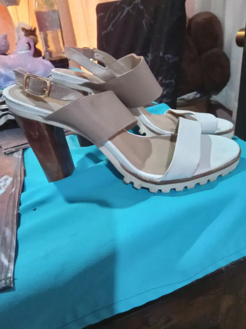 Sandalias de tacón beige y blanco - 1