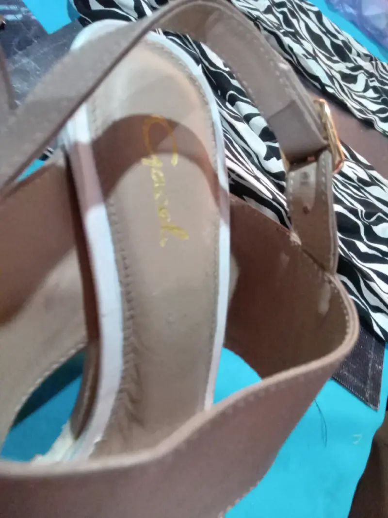 Sandalias de tacón beige y blanco - 2
