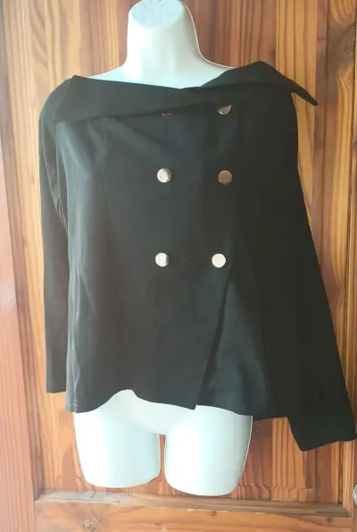 Chaqueta negra con botones dorados - miniatura 2