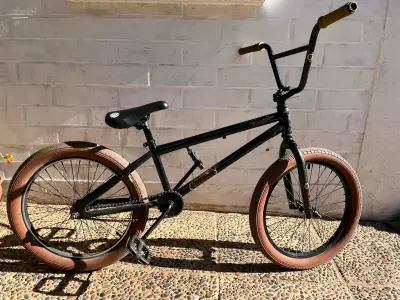Bicicleta BMX negra clásica - miniatura 1
