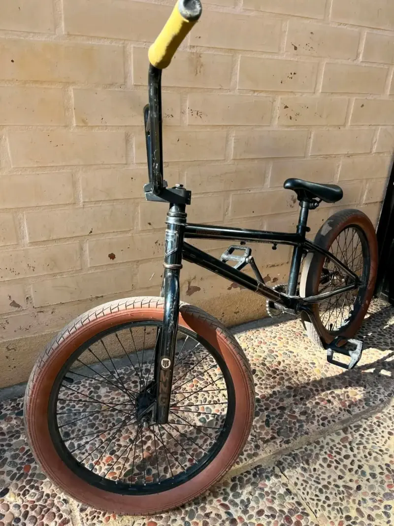 Bicicleta BMX negra clásica - 2