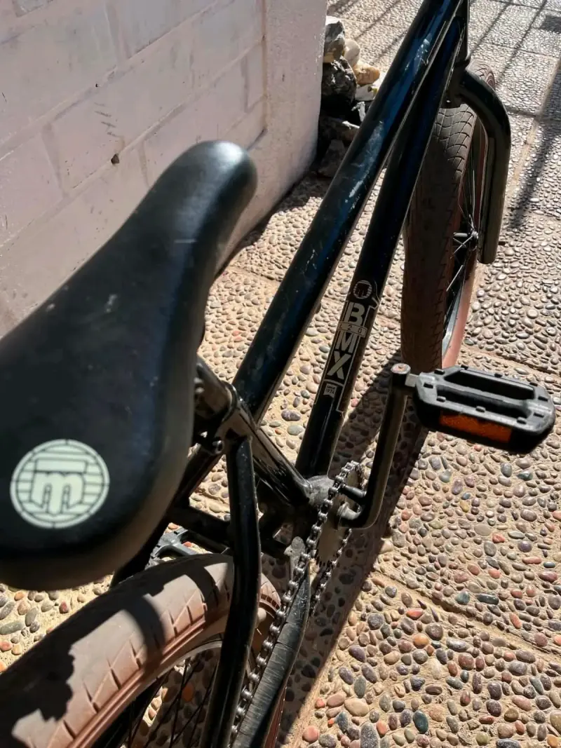 Bicicleta BMX negra clásica - 4