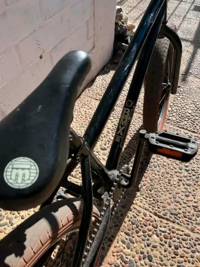 Bicicleta BMX negra clásica - miniatura 4