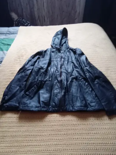 Chaqueta negra con capucha - miniatura 2