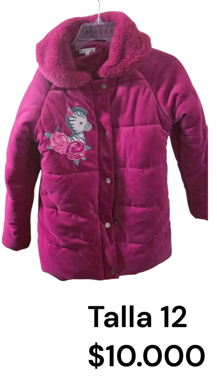 Abrigo infantil rosa con diseño