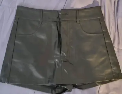 Falda short corta de cuero sintético - miniatura 1