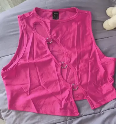 Top fucsia con detalles de argollas - miniatura 1