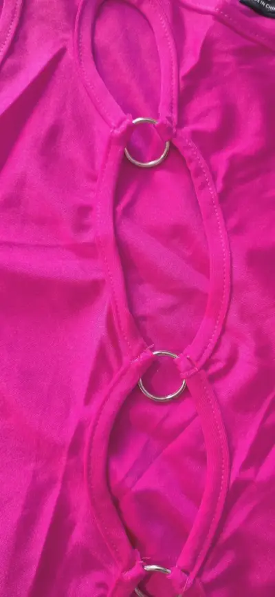 Top fucsia con detalles de argollas - miniatura 2